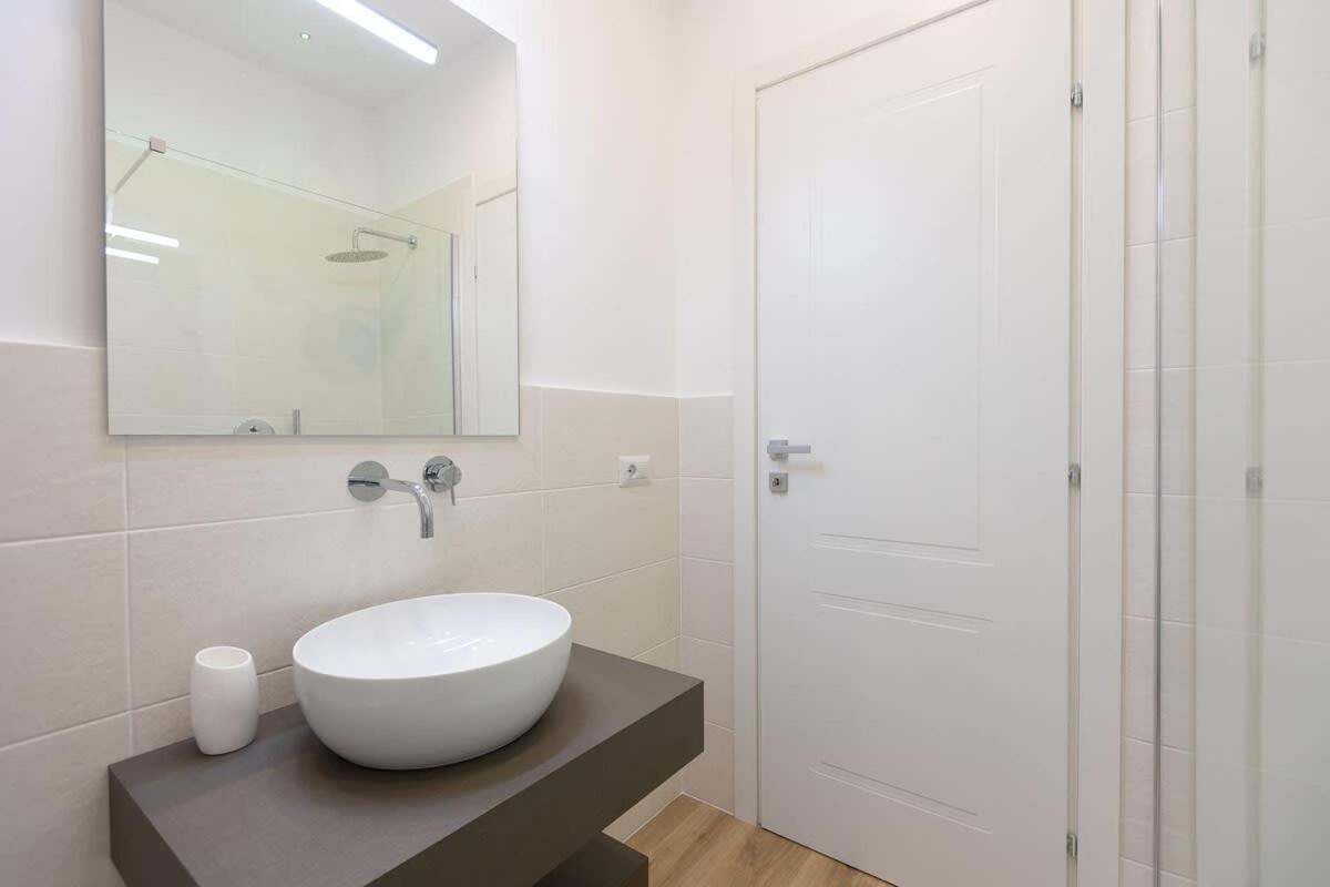 Colosseum Holidays - Three-bedroom Apartment *